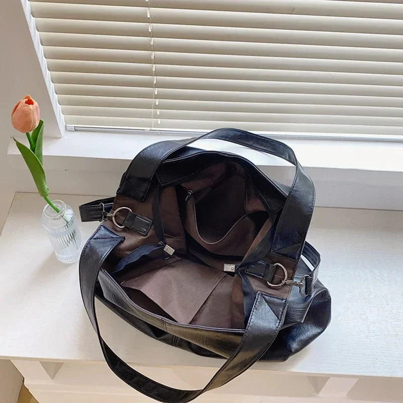 Composition de trois sacs cabas en cuir vegan: noir, marron et crème, mode élégante