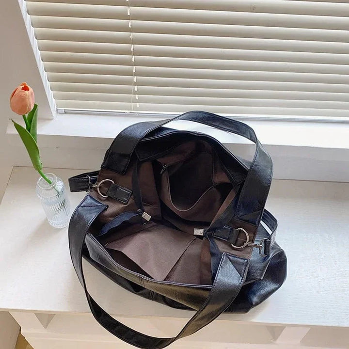 Composition de trois sacs cabas en cuir vegan: noir, marron et crème, mode élégante