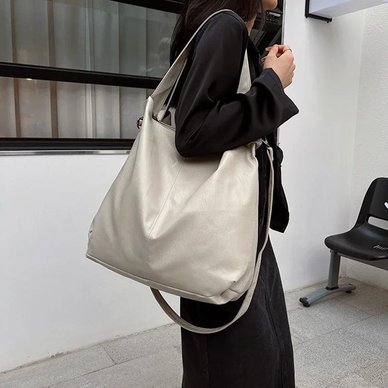 Zoom sur le détail du grain du cuir vegan du sac cabas, couleur crème, mode éthique
