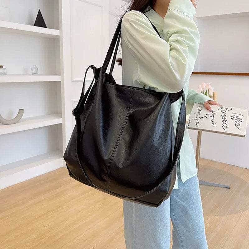 Intérieur spacieux du sac cabas en cuir vegan, doublure textile, poche zippée