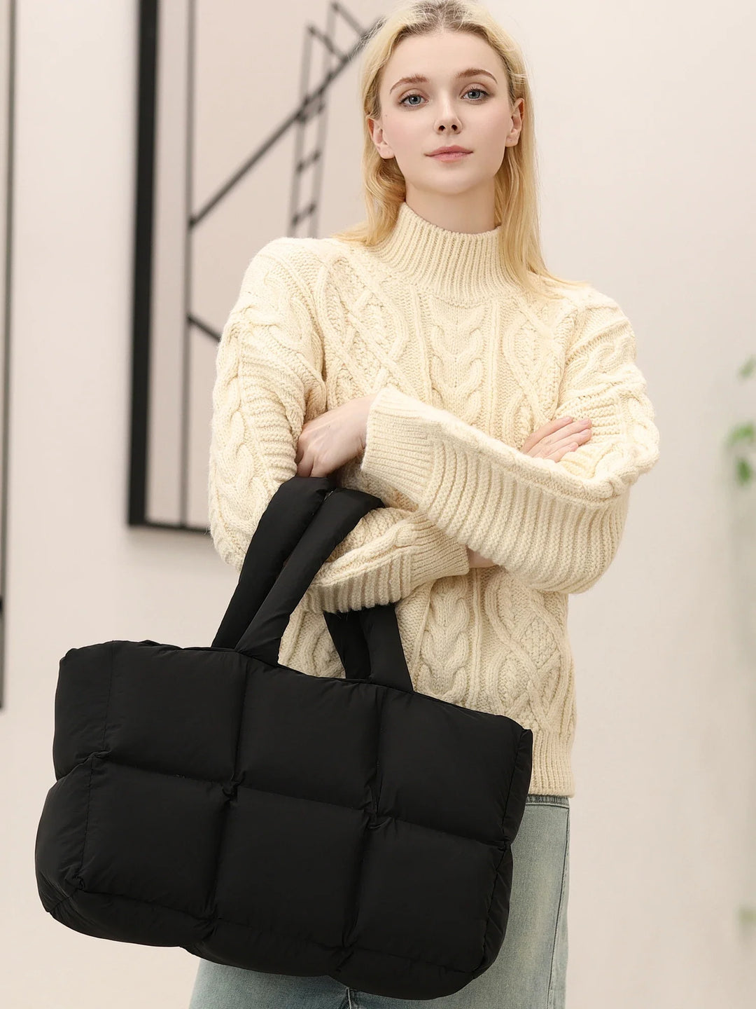 Sac cabas matelassé en nylon noir pour femme, grand et léger, idéal pour le shopping quotidien.