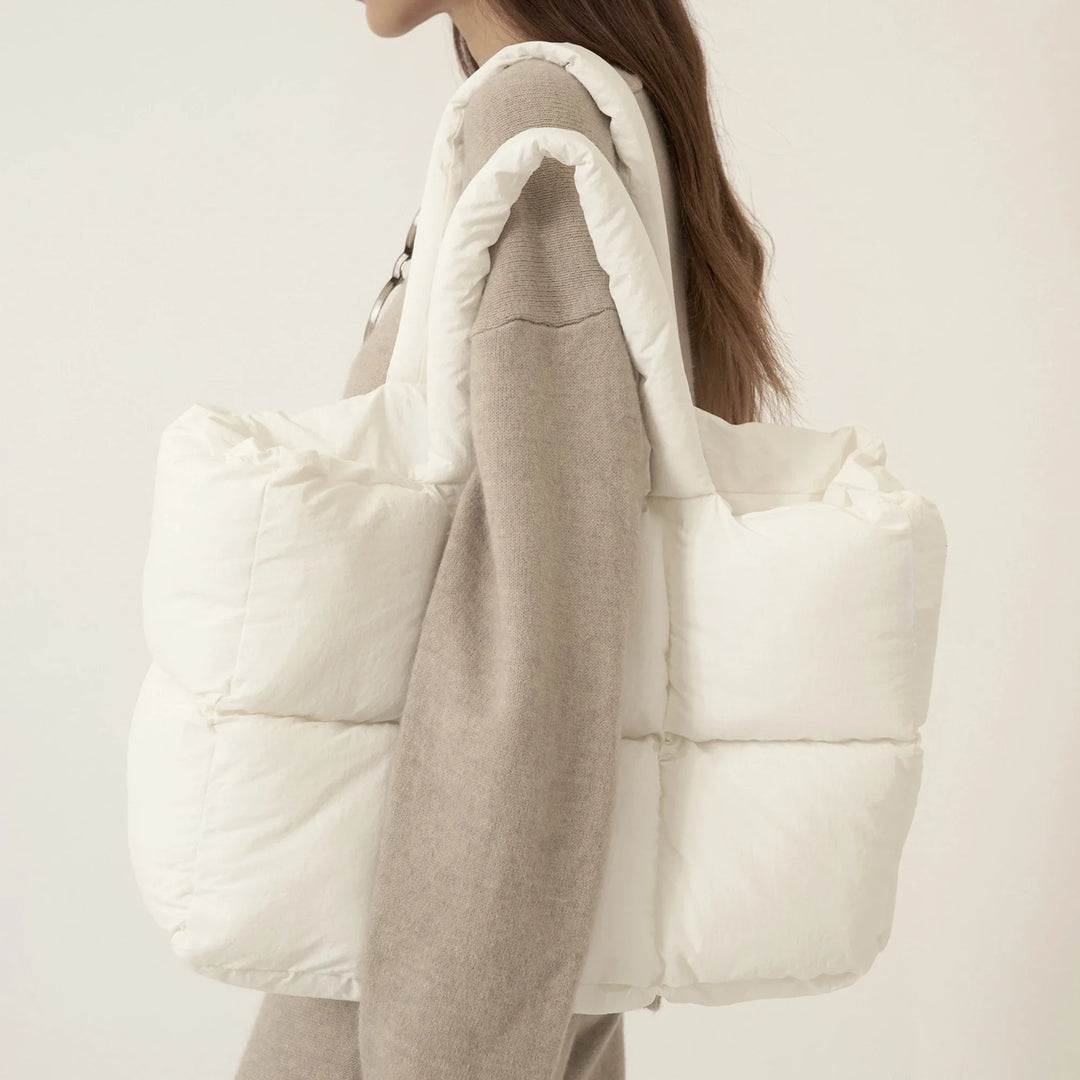 Grand sac shopping matelassé en nylon pour femme, léger et chic, pratique pour tous les jours.
