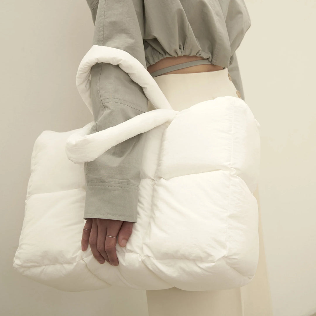 Sac cabas matelassé en nylon noir pour femme, résistant et élégant, parfait pour le quotidien.
