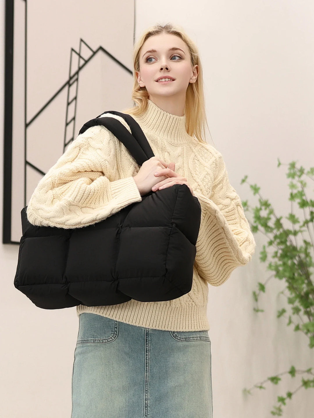 Sac matelassé léger en nylon pour femme, un fourre-tout spacieux et élégant, idéal pour le travail.