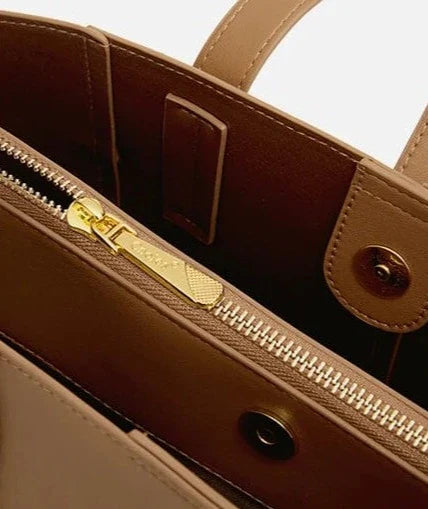 Accessoire avant d'un sac à main cabas femme noir, avec détail métallique doré discret