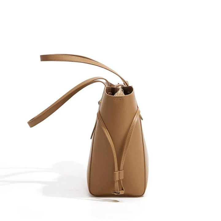 Détail du cuir végan noir texturé d'un sac cabas femme élégant