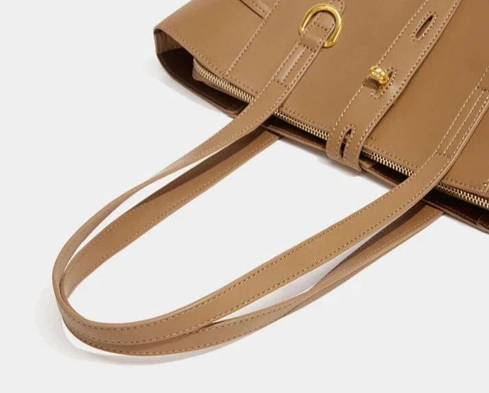 Sac fourre-tout marron sur fond clair, mettant en valeur son design et sa texture cuir végan