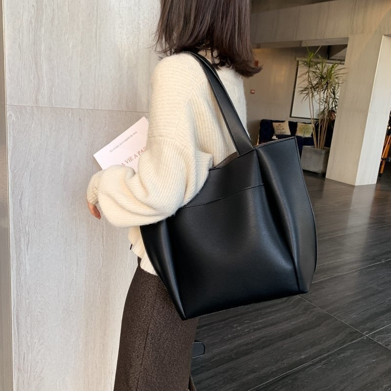 Grand sac à main fourre-tout noir femme, cabas spacieux en PU, parfait pour un look chic et pratique.