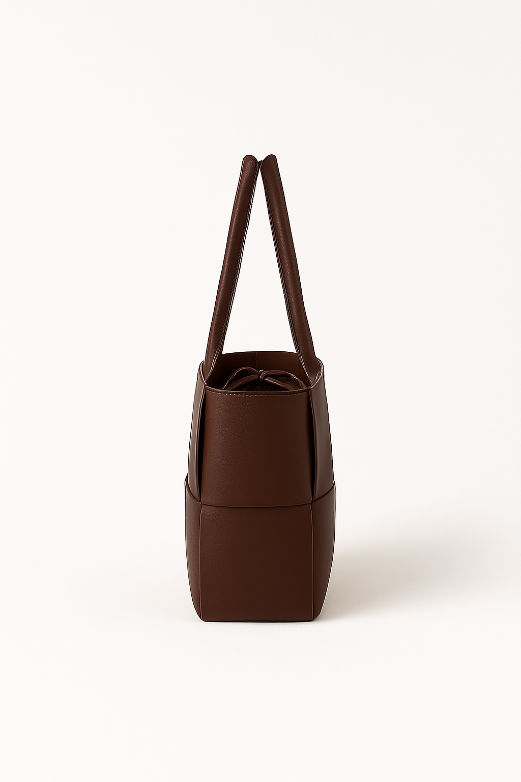 "sac cabas NOXA brun en cuir tressé élégant, design minimaliste pour femmes, parfait pour toute occasion, style urbain"