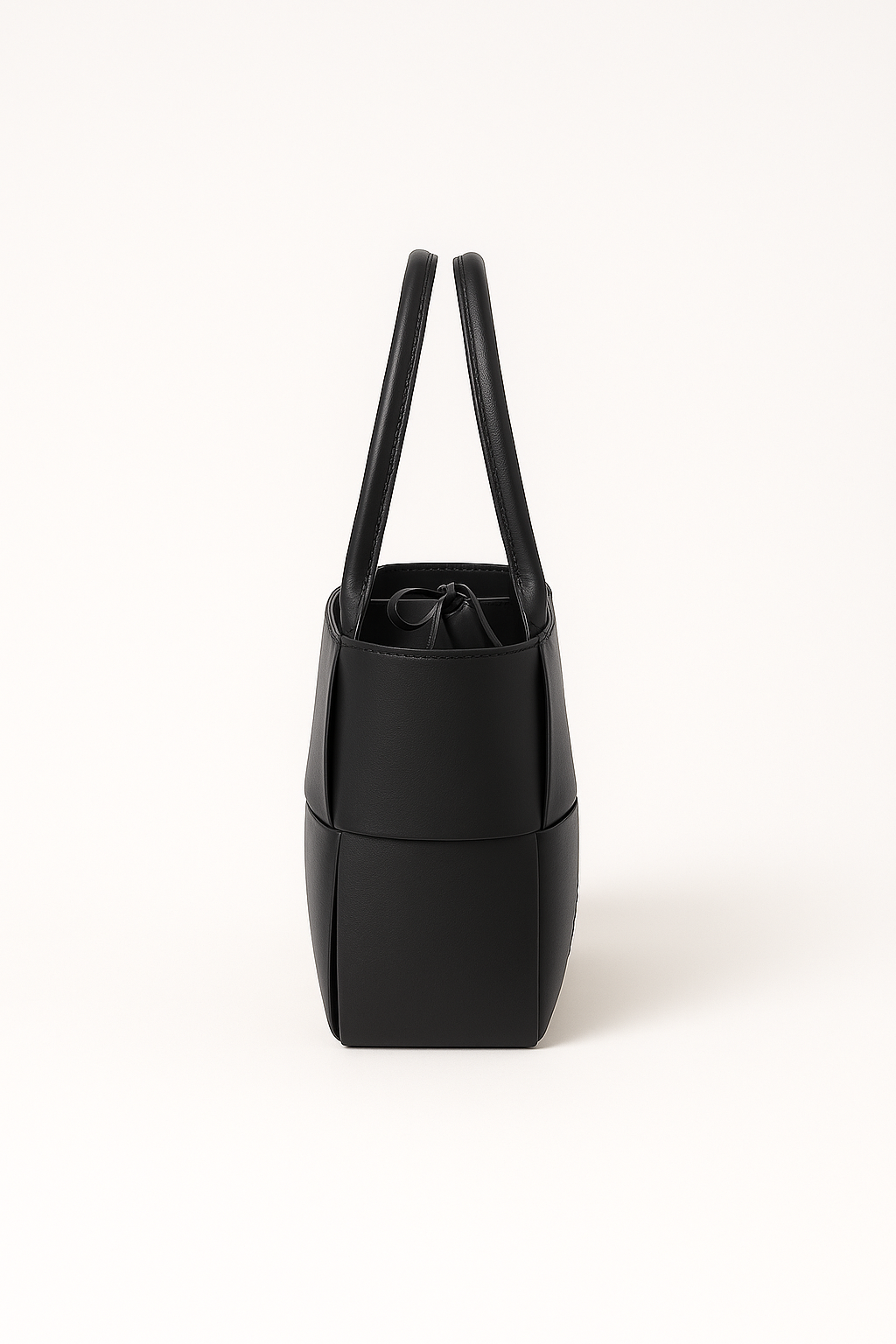 "sac cabas NOXA brun en cuir tressé élégant, design minimaliste pour femmes, parfait pour toute occasion, style urbain"