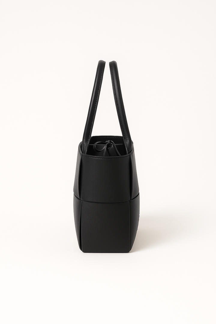 "sac cabas NOXA brun en cuir tressé élégant, design minimaliste pour femmes, parfait pour toute occasion, style urbain"