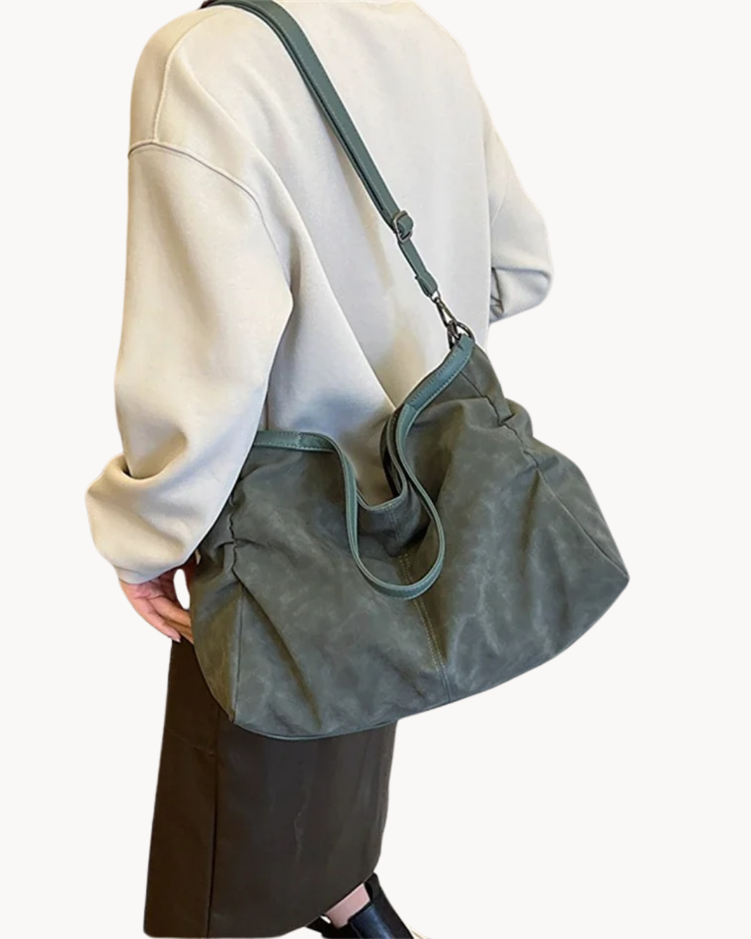 Grand sac cabas noir en cuir pour femme, polyvalent, élégant et pratique pour le travail ou les loisirs.