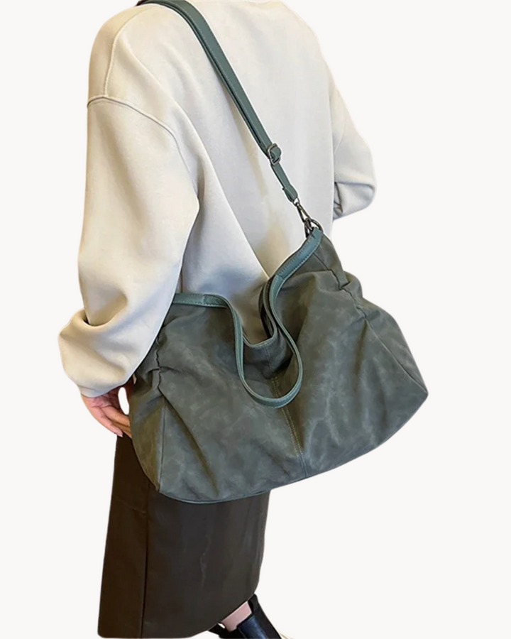 Grand sac cabas noir en cuir pour femme, polyvalent, élégant et pratique pour le travail ou les loisirs.