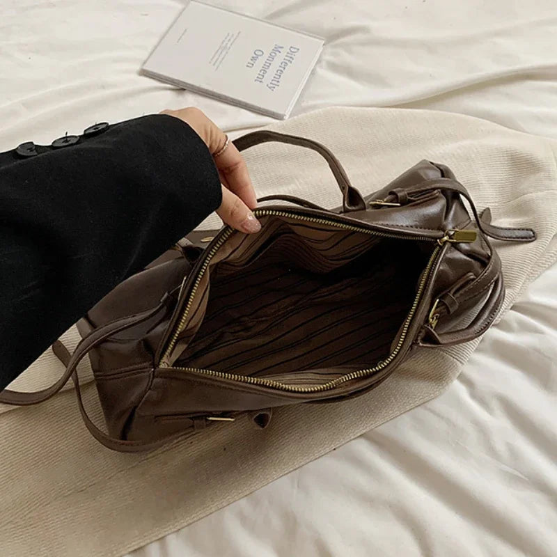 Sac cabas épaule Dhalia en similicuir pour femme, design moderne, fonctionnel et tendance pour le quotidien.