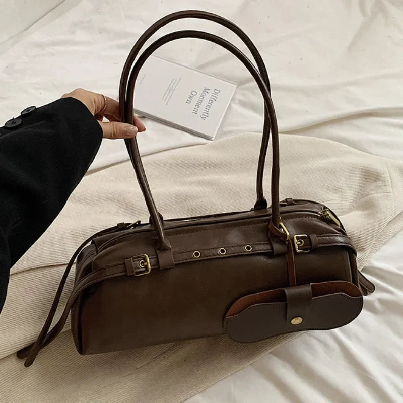 Femme portant sac cabas Dhalia en similicuir noir, sac épaule tendance, idéal pour un look chic au quotidien.
