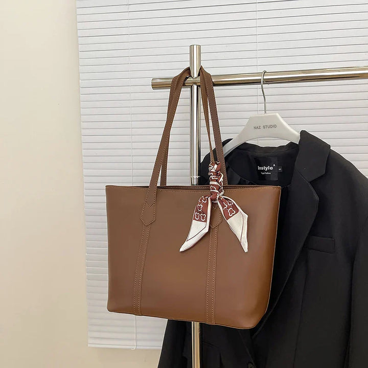 Sac cabas épaule femme noir en similicuir écologique, élégant et pratique pour le quotidien.