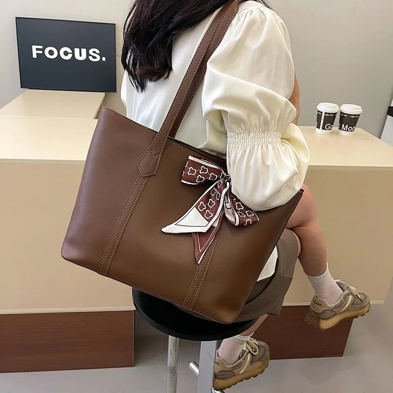 Sac à main cabas marron en similicuir écologique pour femme, organiseur, style quotidien élégant.