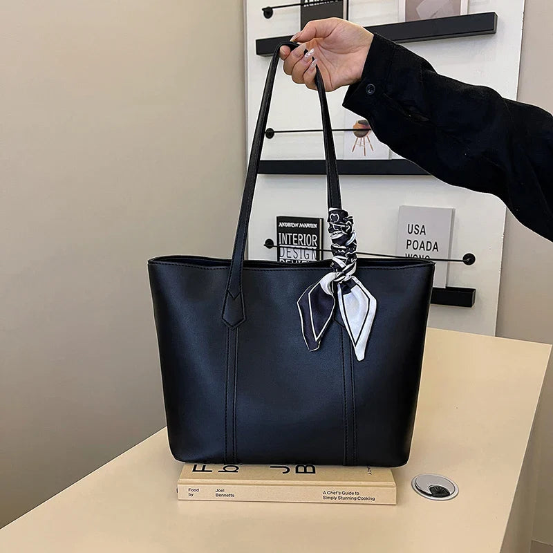 Élégant sac cabas femme en similicuir, idéal comme sac à main ou sac épaule, accessoire mode pratique.