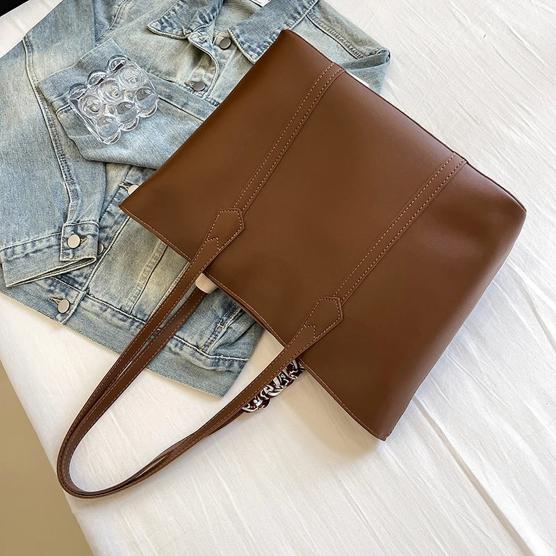 Sac épaule femme écologique en similicuir, style cabas pratique, élégant pour le travail ou les sorties.