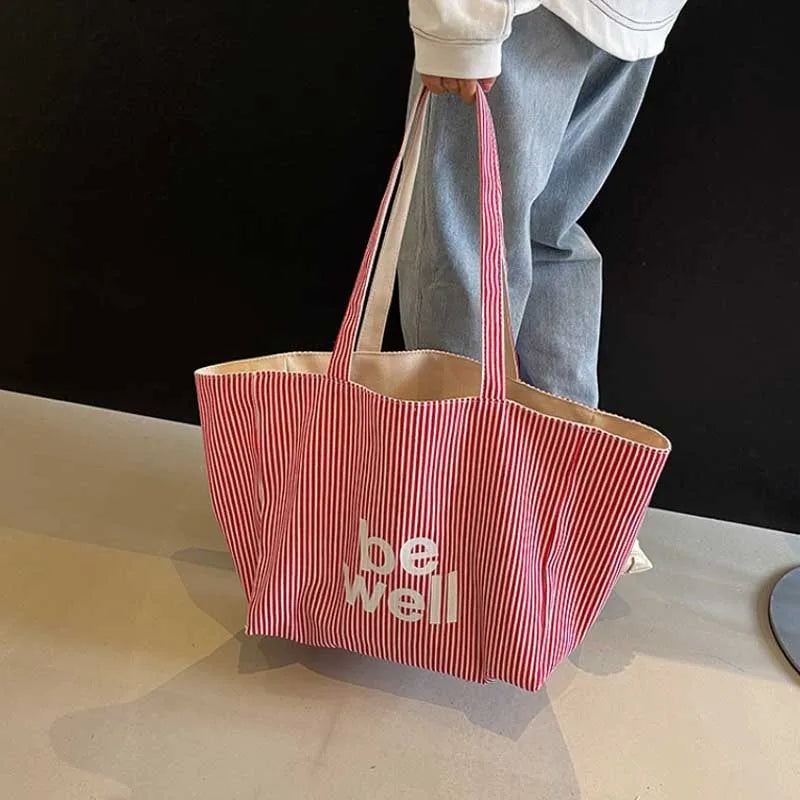 Maxi tote bag femme réversible rouge, un grand sac polyvalent et chic pour le jour ou la plage.