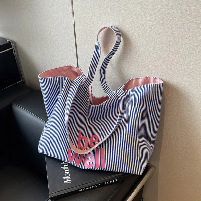 Sac cabas femme noir réversible, accessoire mode essentiel, grand format pour shopping ou usage quotidien.