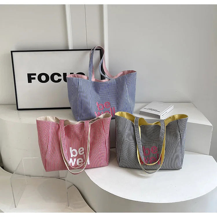 Élégant sac cabas réversible femme, maxi tote bag tendance pour un look stylé en toutes circonstances.