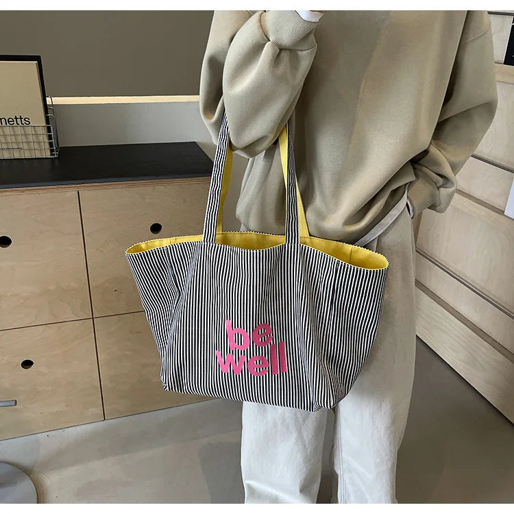 Sac shopping réversible femme, grand sac polyvalent en toile, parfait pour transporter vos essentiels.