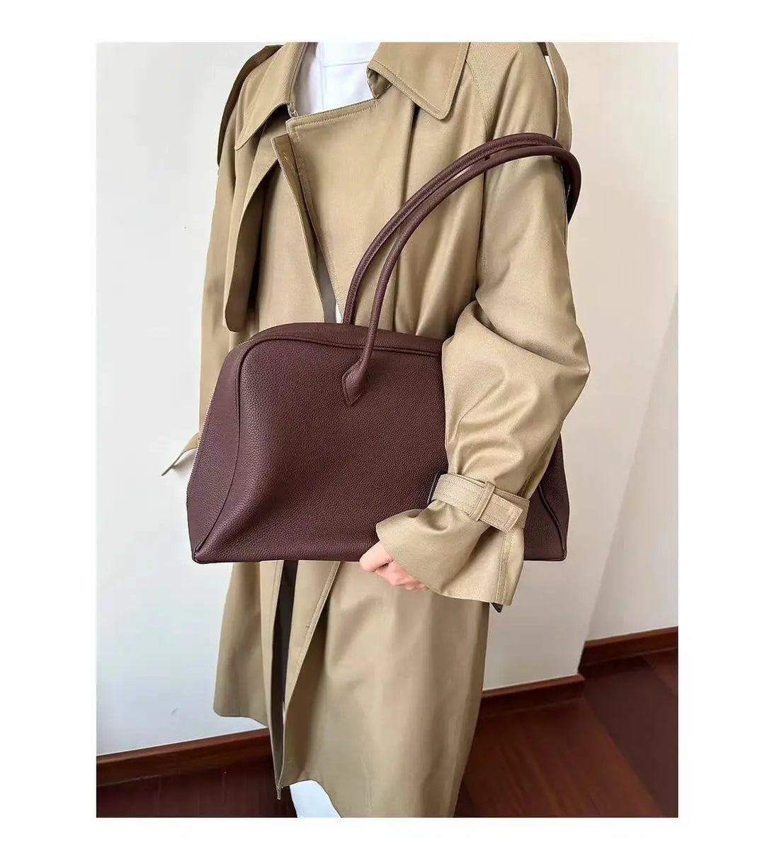 Gros plan texture cuir grainé du sac cabas Sanza, finition élégante, parfait pour la femme moderne.