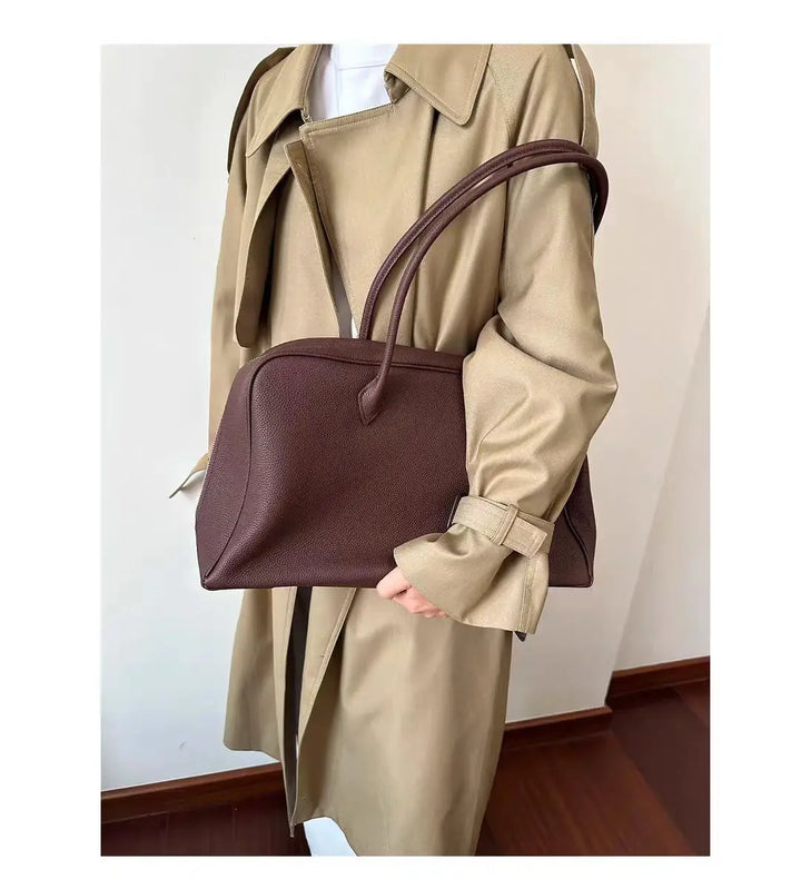 Gros plan texture cuir grainé du sac cabas Sanza, finition élégante, parfait pour la femme moderne.
