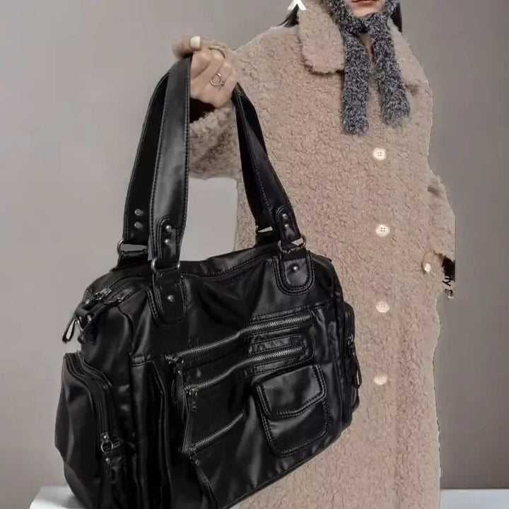 Sac femme élégant style vintage noir, parfait accessoire de mode rétro à porter à l'épaule.