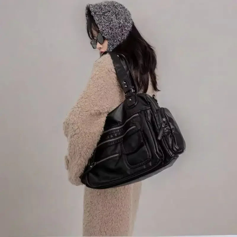 Sac bandoulière vintage noir, accessoire mode rétro pour femmes, en cuir synthétique élégant.