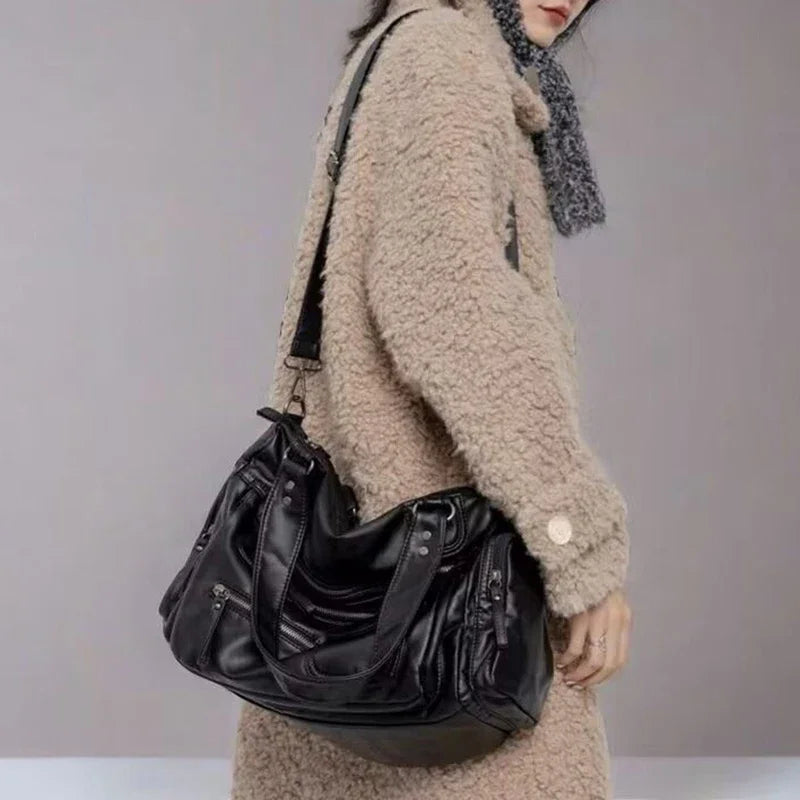 Sac cabas femme noir, look vintage et élégant, parfait pour accessoiriser une tenue chic rétro.