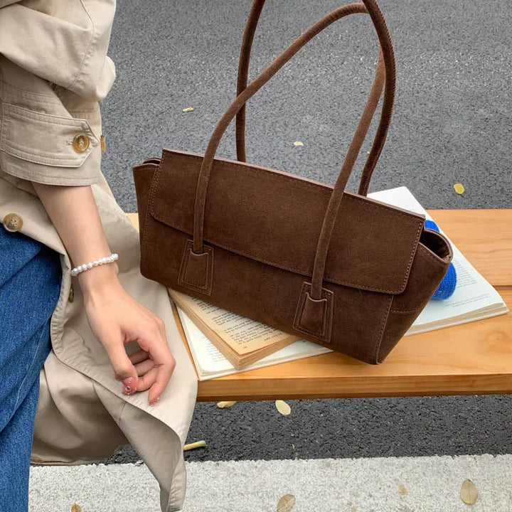 Sac cabas femme Zély gris en daim, chic et moderne, idéal pour un porté épaule quotidien pratique.
