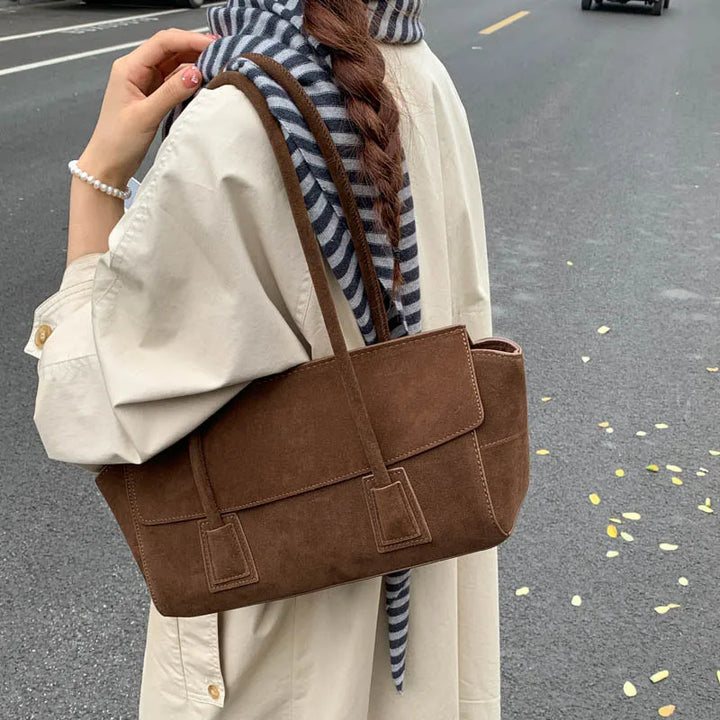 Sac cabas Zély noir en daim, élégant et féminin, accessoire moderne pour un look quotidien parfait.
