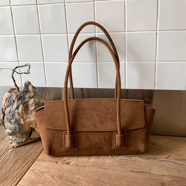 Sac cabas femme Zély rouge, accessoire moderne en daim, pratique et élégant pour le quotidien.
