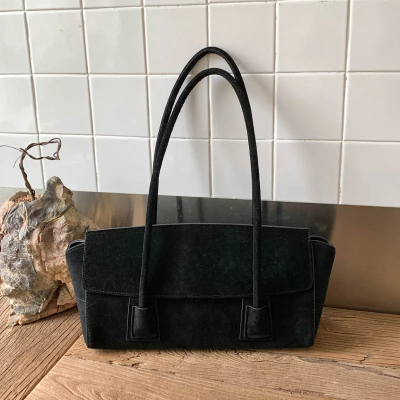 Sac cabas Zély marron en daim, chic et pratique, pour femme, idéal pour un style quotidien moderne.
