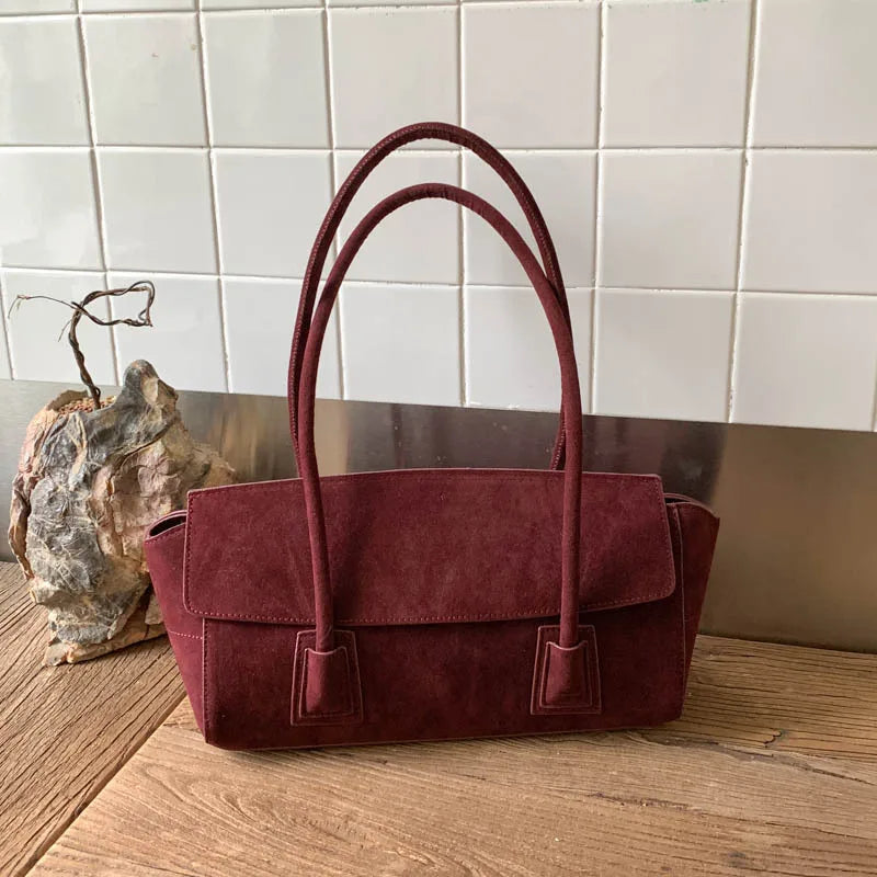 Grand sac cabas femme Zély moderne gris en daim, idéal pour un porté épaule élégant et quotidien.