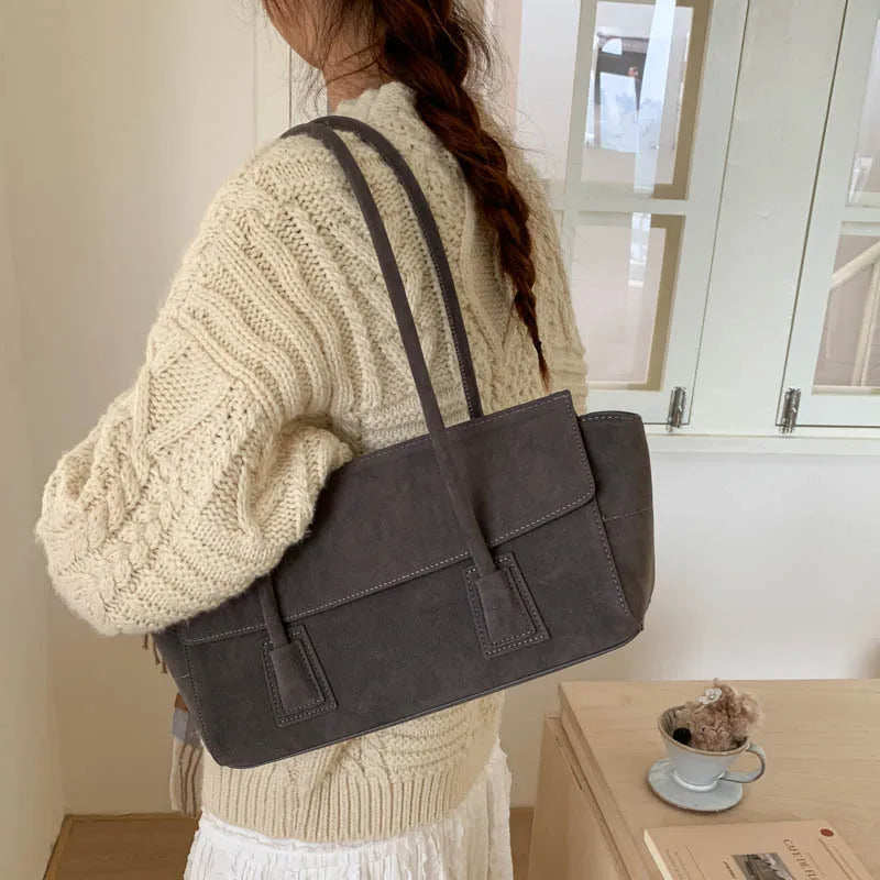Sac cabas femme Zély rouge en daim, pratique et élégant, idéal pour le quotidien, style moderne.