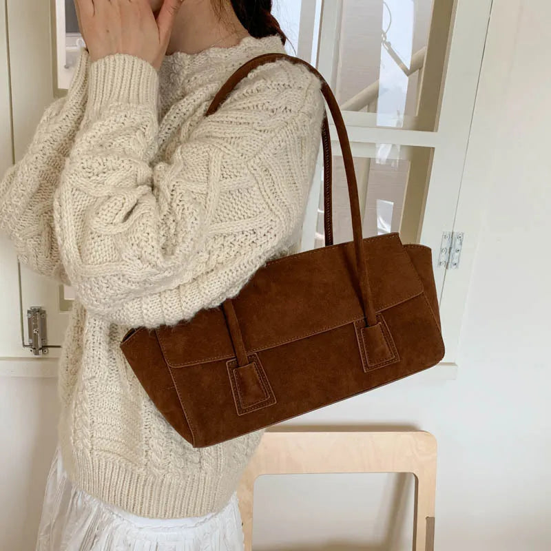 Sac cabas femme Zély marron, en daim, accessoire chic et élégant pour un look moderne au quotidien.