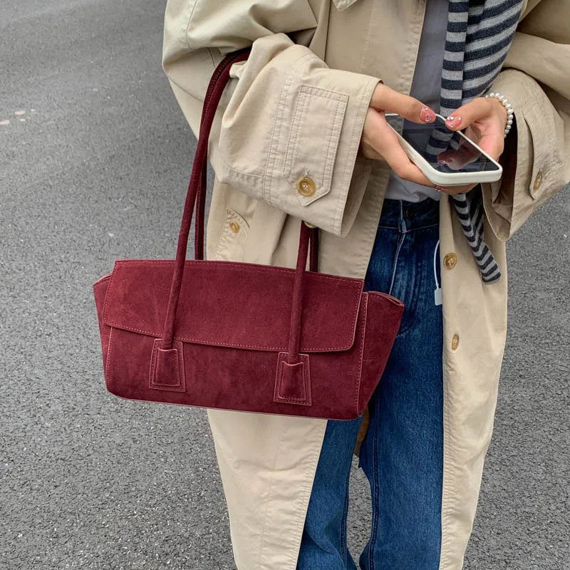 Sac cabas Zély gris, porté épaule, en daim, pratique et élégant, un accessoire féminin moderne.