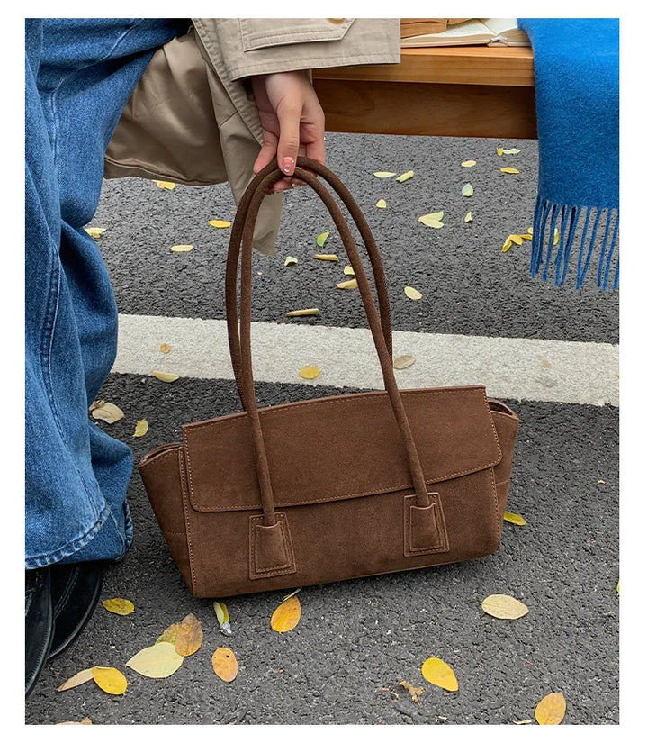 Sac cabas femme Zély rouge élégant, en daim, accessoire pratique et moderne pour le quotidien.