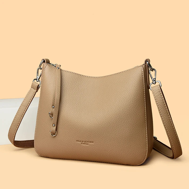 Sac bandoulière Carson pour femme, similicuir chic, un accessoire de maroquinerie élégant et moderne.