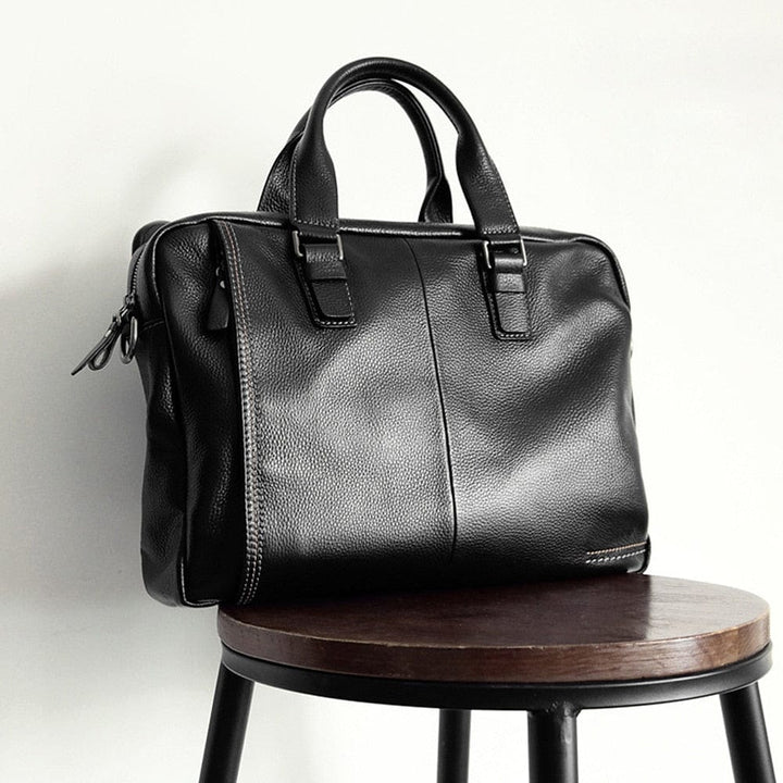 Sac d'ordinateur homme Noam en cuir véritable noir, élégant et professionnel, avec bandoulière.