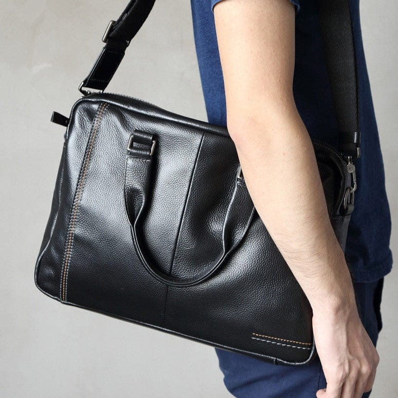 Accessoire homme élégant : sac Noam en cuir véritable noir, alliant fonctionnalité et esthétique.