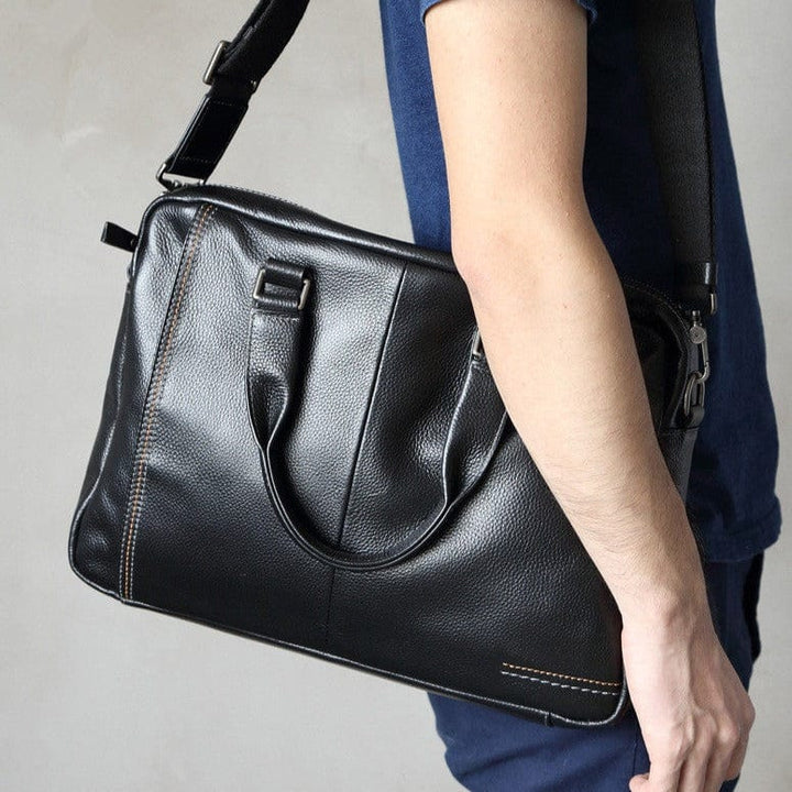 Accessoire homme élégant : sac Noam en cuir véritable noir, alliant fonctionnalité et esthétique.