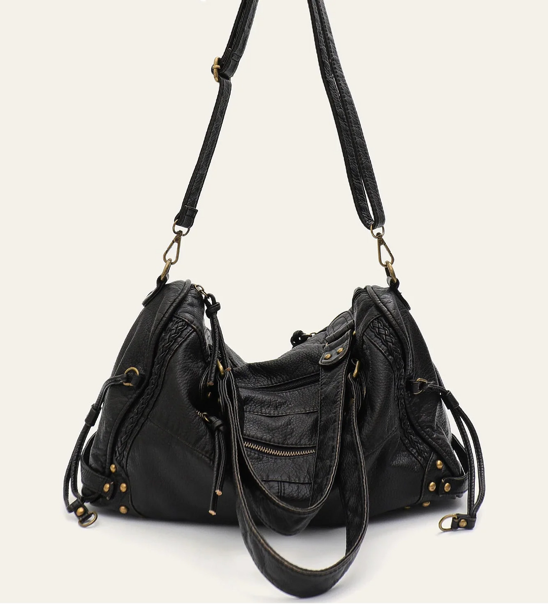 Détail du sac à main cabas en cuir synthétique noir, montrant la texture du matériau et la finition, chic et moderne