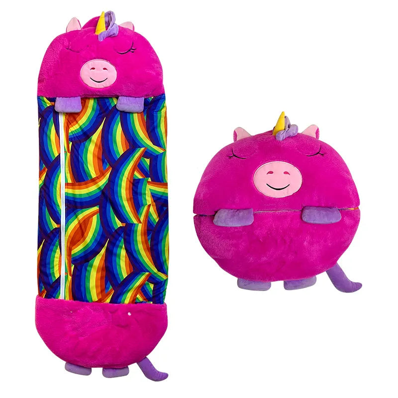 Sac de couchage peluche douillet et coussin câlin pour des nuits paisibles d'enfants.