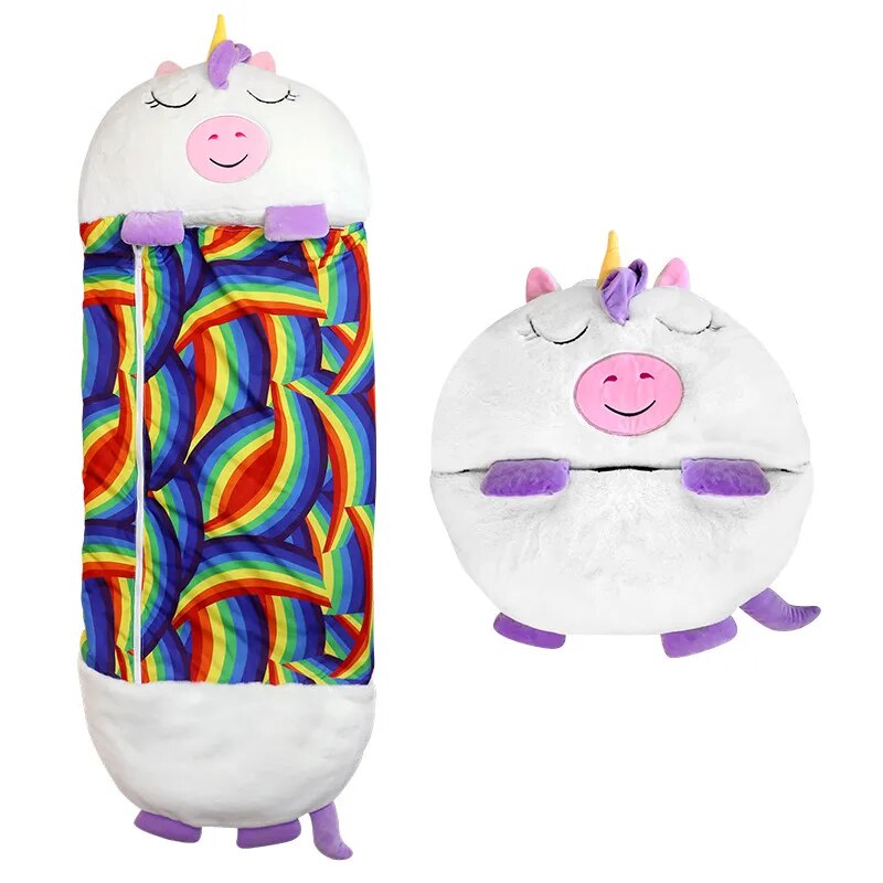Sac de couchage et coussin peluche 2-en-1 pour le confort et le jeu des enfants.