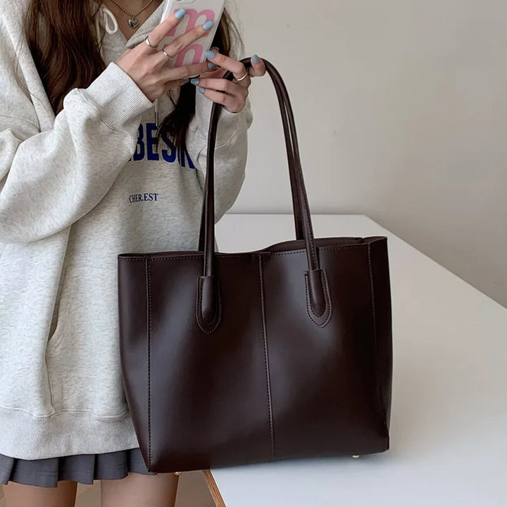 Sac de cours femme élégant en similicuir noir, idéal pour l'épaule et le travail.