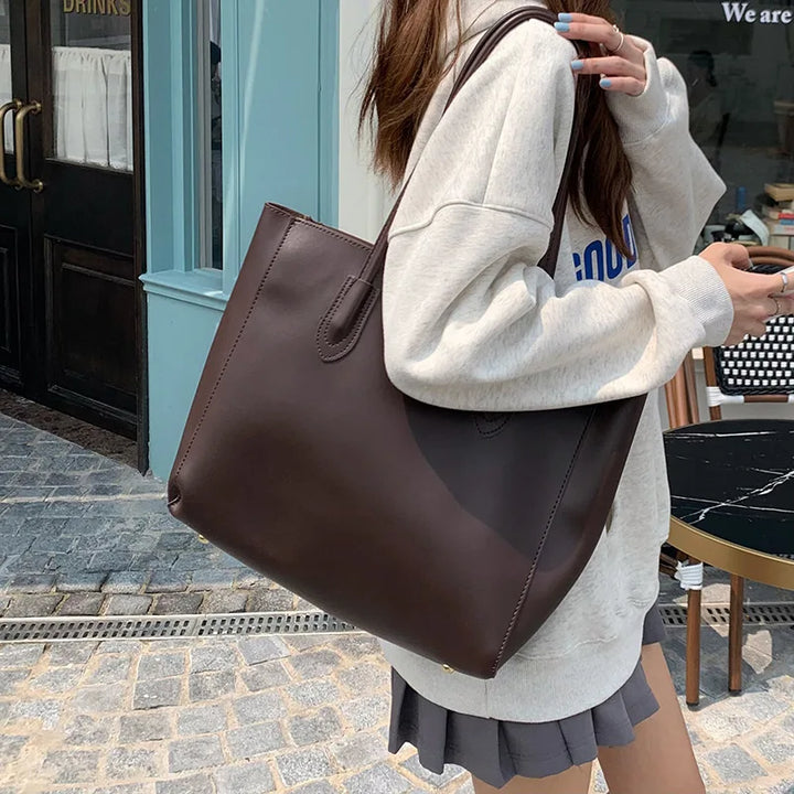 Grand sac cabas femme polyvalent pour cours ou bureau, spacieux pour organiser affaires.